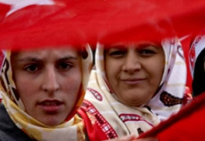 
<span>تركيا ترفع حظر الحجاب في المدارس</span>
