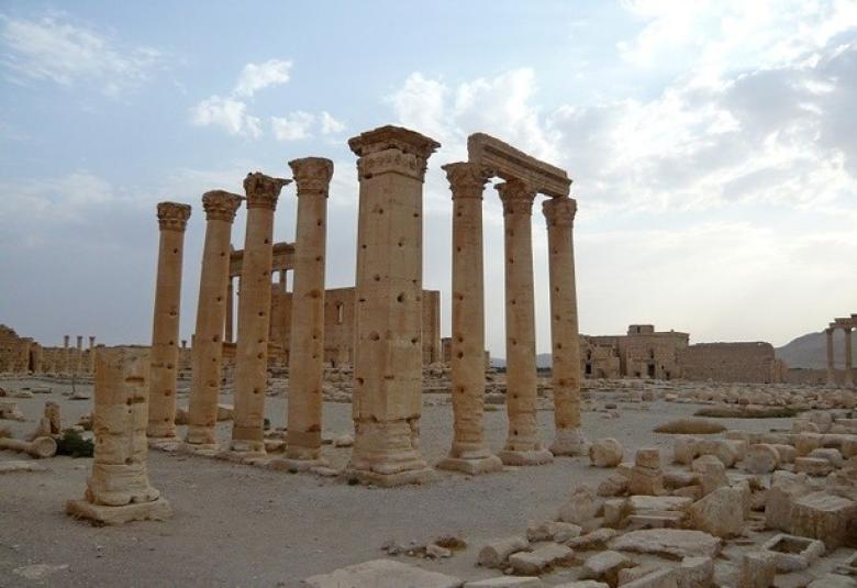 
<span> ويستمر طغيانكم...سوريا.. "داعش" يعدم 3 أشخاص بعد تقييدهم إلى الأعمدة الأثرية بتدمر</span>
