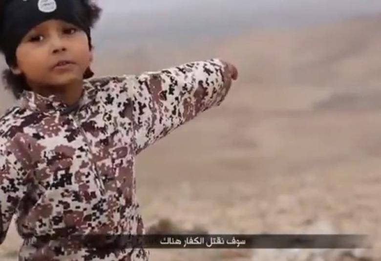
<span>وما أنتم الا أفراخ الافاعي...صحيفة: تحديد هوية طفل ظهر في مقطع فيديو نشره "داعش"</span>
