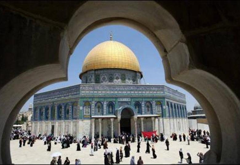 
<span>زيارة القدس واجب أم تطبيع ؟</span>
