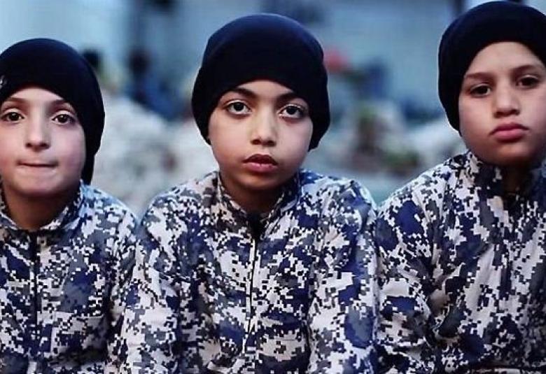 
<span>وجوه بريئة وقلوب متوحشة...صبية "داعش" ينحرون 9 مدنيين وسط الموصل والتهمة..</span>
