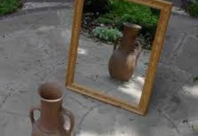 
<span>حِوار في المِرآة</span>
