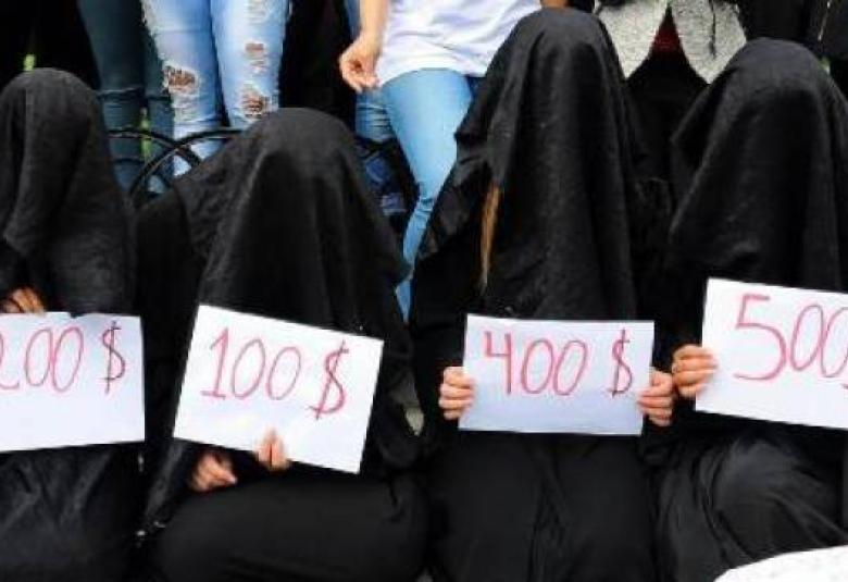
<span>ما هي النصوص الدينية التي يستخدمها "داعش" زوراً لسبي النساء واغتصابهن؟</span>
